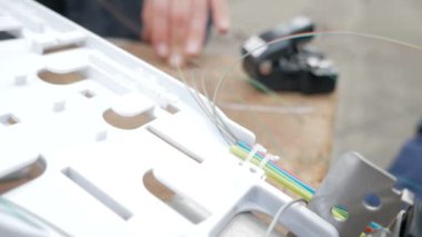 Fiber optik merkez kablosu takan adam