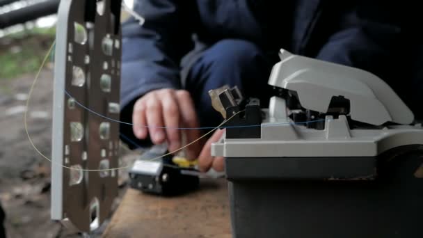 Telecommunications engineer working with optical coupling — Stock Footage Telecommunications engineer working with optical coupling Stock Footage