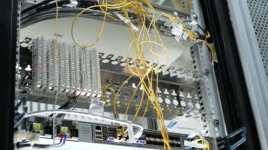 Bulanık bir teknisyenle optik fiber santral merkezinin görüntüsü.