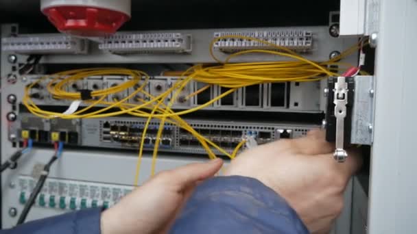 Muž pracující v místnosti síťového serveru — Stock video