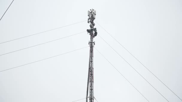 Телекомунікаційна вежа. Станція мобільних мереж — стокове відео