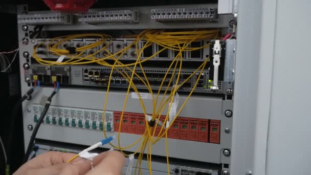Fechar fibra óptica na sala do servidor . — Vídeo de Stock