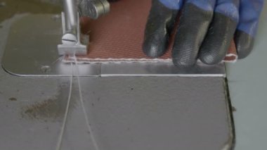 Elbise fabrikasında dikiş makinesi..