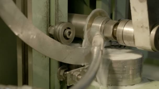 Ruch wiertarki. Wiercenie elementów stalowych i chłodzących wodę w fabryce budownictwa przemysłowego. — Wideo stockowe