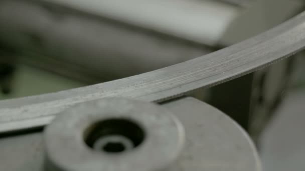 Blech schneiden in der Werkstatt. Modernes Werkzeug in der Schwerindustrie. — Stockvideo