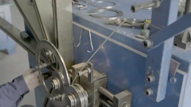 Ένας ειδικευμένος εργάτης σε μπλε μέτρα τις διαστάσεις ενός μέρους χρησιμοποιώντας ένα vernier caliper στο εργοστάσιο. — Αρχείο Βίντεο