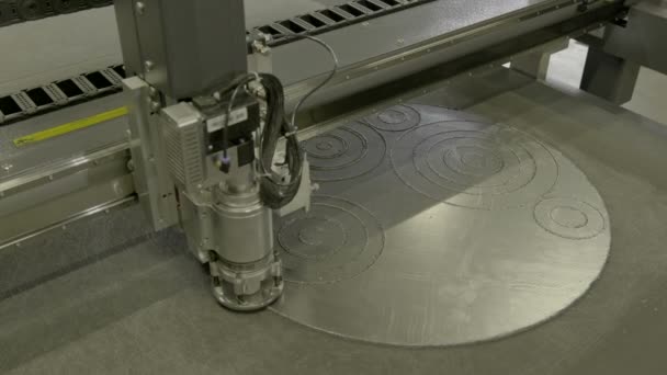 Coupe laser industriel avec étincelles. — Video
