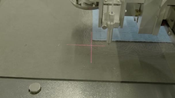 Produzione di guarnizioni per tubi ad alta pressione. taglio laser in produzione . — Video Stock