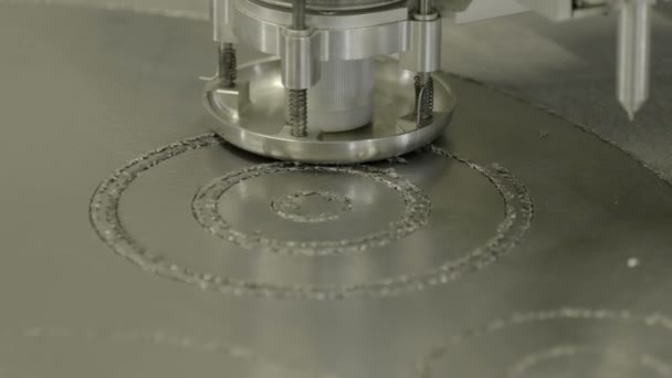 Coupe laser industriel avec étincelles. — Video
