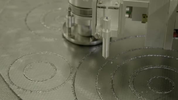 Taglierina laser industriale con scintille. — Video Stock