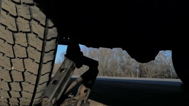 L'auto in rovina è in piedi sul lato dell'autostrada . — Video Stock