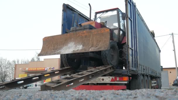 L'escavatore del trattore si tuffa su una lunga piattaforma di camion — Video Stock