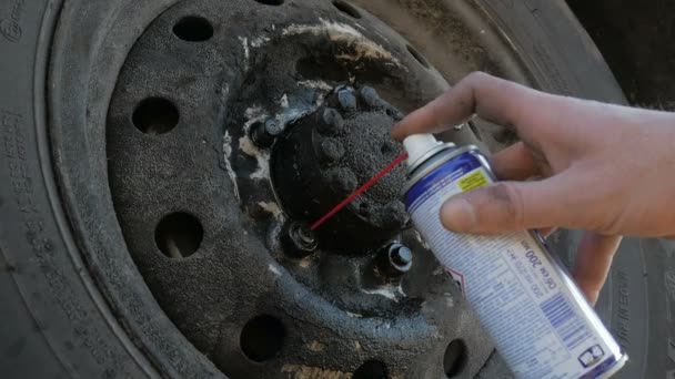 Механік ремонтує автомобільне колесо за допомогою ключа . — стокове відео