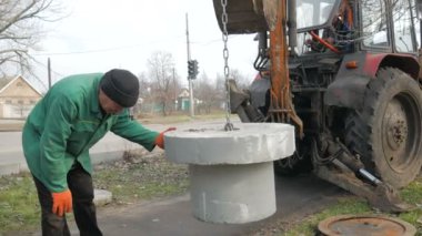 Kablo millerinin kapakları yerleştirildi. Bir kazıcı çekici kullanarak.