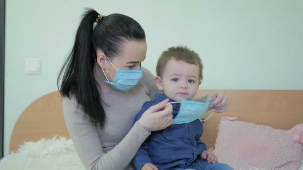 El niño no quiere usar un protector facial durante un brote de virus. . — Vídeo de stock