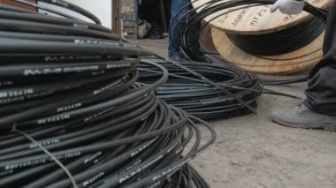 Yakın plan. Büyük tahta bir makarada fiber optik kablo..