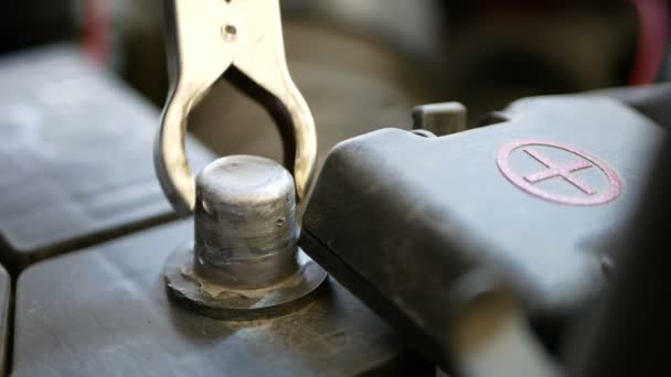 Trennen Sie mit einer männlichen Hand die Klemmen von der Autobatterie — Stockvideo