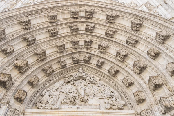 假设在西班牙塞维利亚大教堂的门 — 图库照片