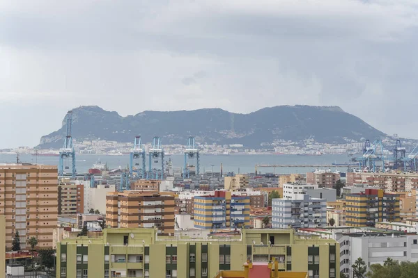 Vistas de Algeciras, el puerto y la roca de gibraltar, Cádiz, S — Foto de Stock
