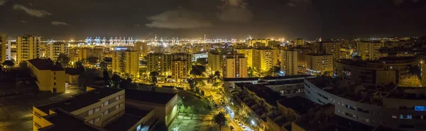 Vista panorámica nocturna de Algeciras, el puerto y la roca de gibr — Foto de Stock