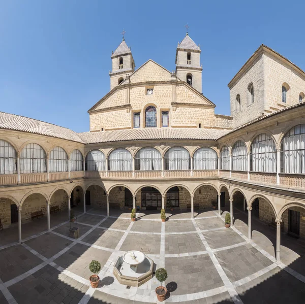 Hôpital de Santiago Cour à Ubeda — Photo