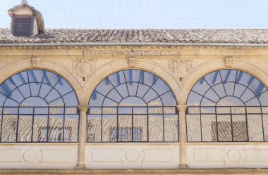 San Juan Evangelista Üniversitesi chapel cloister windows, eski uni