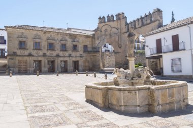 Villalar ark, Jaen kapısı ve aslan Çeşmesi, Populo kare, Baeza,