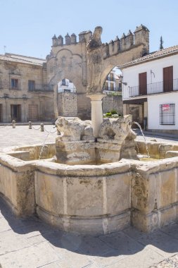 Villalar ark, Jaen kapısı ve aslan Çeşmesi, Populo kare, Baeza,