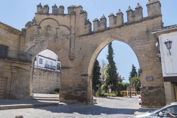 Villalar Arc und Jaen Gate, Populo Square, Baeza, Jaen, Spanien — Stockfoto