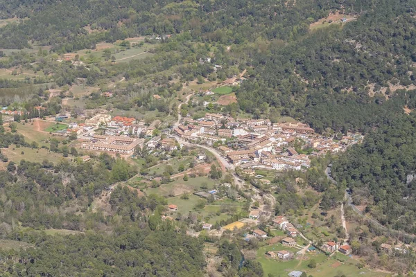 シエラ ・ デ ・ Cazrola、ハエン、スペインのアロヨ ・ フリオ町 — ストック写真