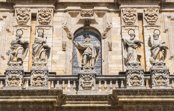 Jaen veronderstelling kathedraal detail gevel heiligen, Spanje — Stockfoto