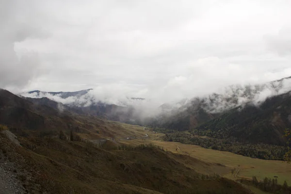 Altay Dağları'nın eteklerinde Güney Sibirya'da Rus Cumhuriyeti