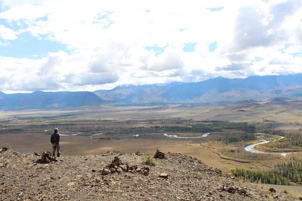 Río con montañas en la distancia —  Fotos de Stock