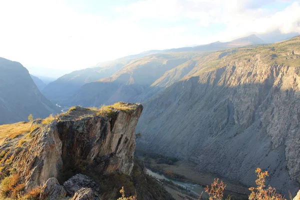 Altay Dağları'nın eteklerinde Güney Sibirya'da Rus Cumhuriyeti
