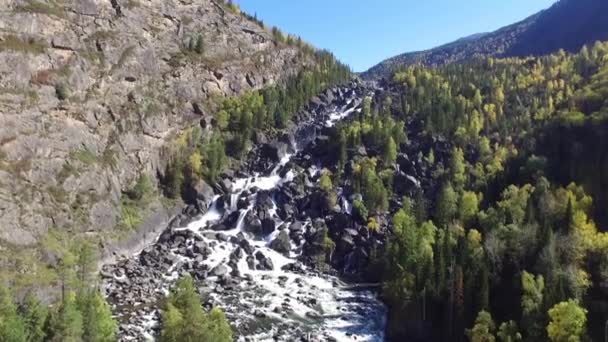 Полет над водопадом — стоковое видео