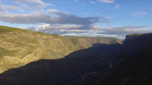 Altay Chulushmansky kanyonda — Stok video