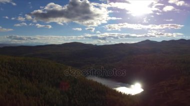 Göl üzerinde uçan