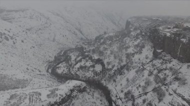 Tepelerde kış arazi