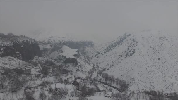Зимняя земля в горах — стоковое видео