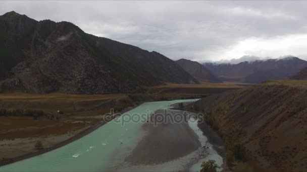 Flying over the river in the Altai — Stock Video