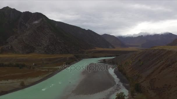 Létání nad řekou v Altaji — Stock video