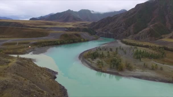 Volando sobre el río en el Altai — Vídeo de stock