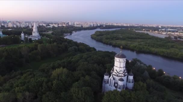 Volare nel parco Kolomenskoye — Video Stock