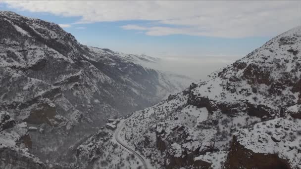 Flucht zwischen den schneebedeckten Bergen — Stockvideo