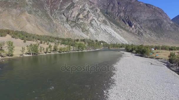 Vliegen over de rivier in de Altaj — Stockvideo