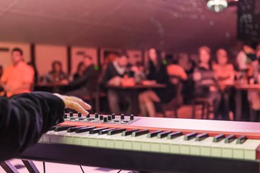 Eller ve synthesizer