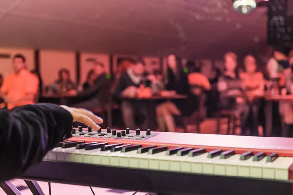 Eller ve synthesizer