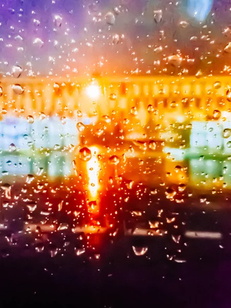 Renkli ışıklar ile camına keskin değil su damlaları