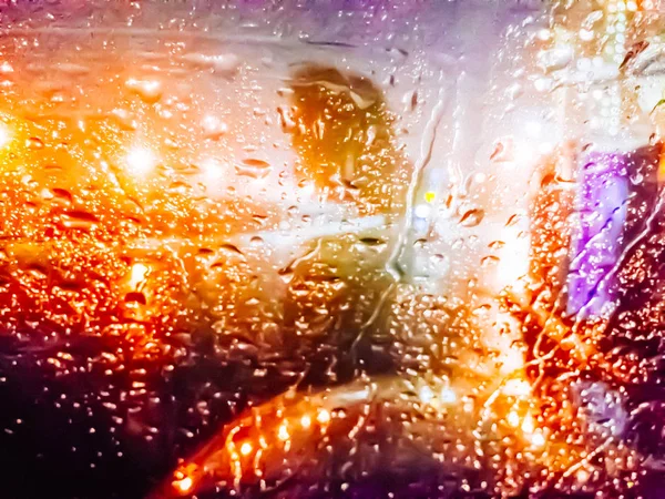 Renkli ışıklar ile camına keskin değil su damlaları