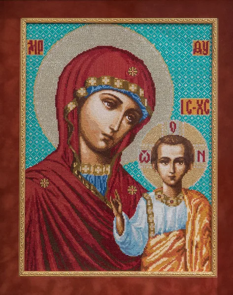 Simgesi bakire, işlemeli bir haç ile